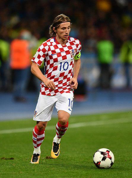 浙江男篮以55-54战胜深圳男篮，约翰逊和兰道夫贡献关键得分，浙江内线优势明显，深圳末节发力缩小分差，但最终惜败。